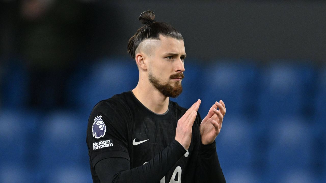 Radu Drăgușin, titular în meciul Tottenham – Newcastle: o oportunitate crucială în Premier League Radu Drăgușin a fost desemnat titular în meciul dintre Tottenham și Newcastle, un duel esențial pentru ambele echipe în contextul luptei pentru locurile de cupe europene