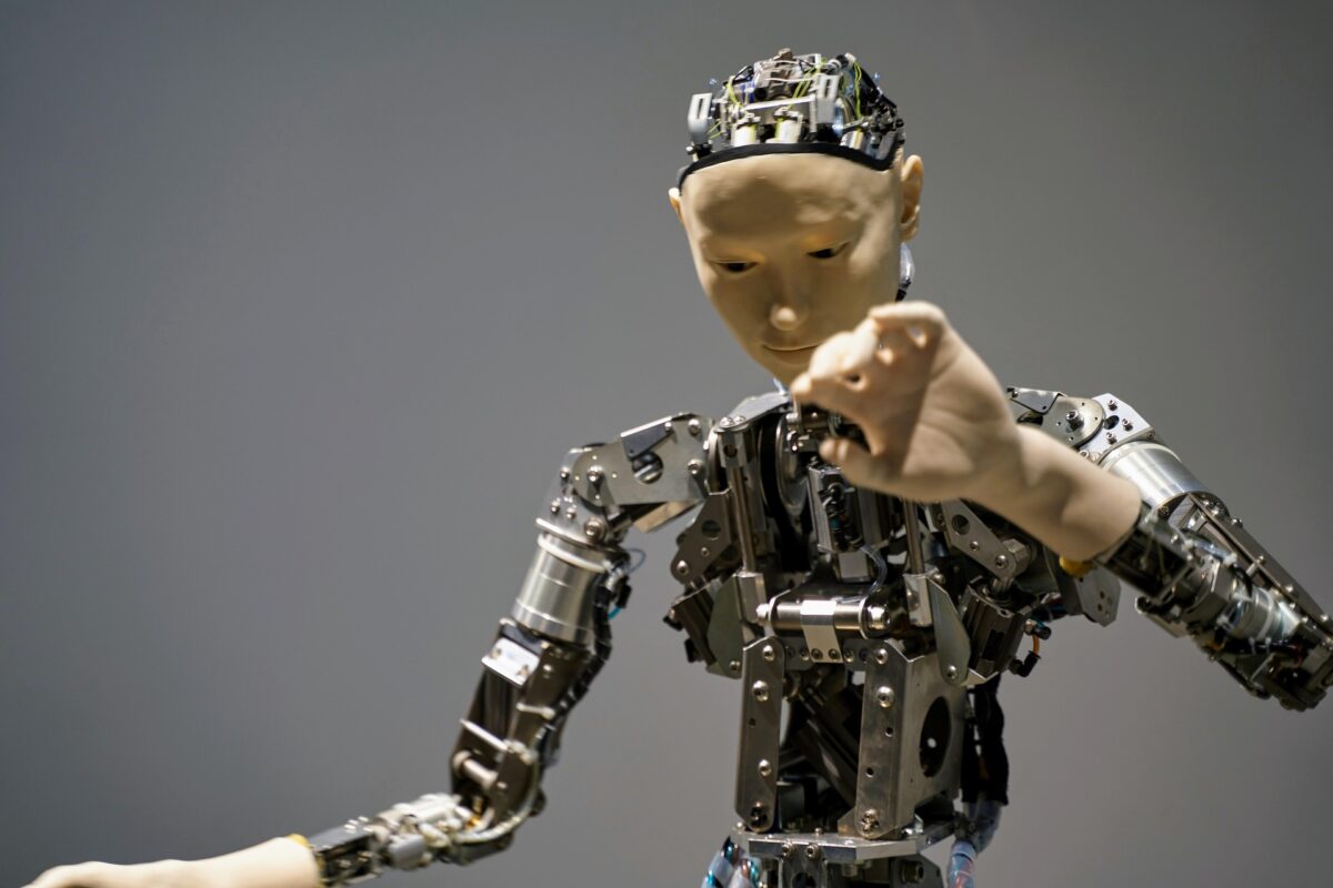 Alibaba face un pas semnificativ în domeniul inteligenței artificiale aplicate roboticii, anunțând lansarea modelului RynnBrain, o tehnologie de ultimă oră destinat să transforme modul în care roboții percep și interacționează cu lumea din jurul lor