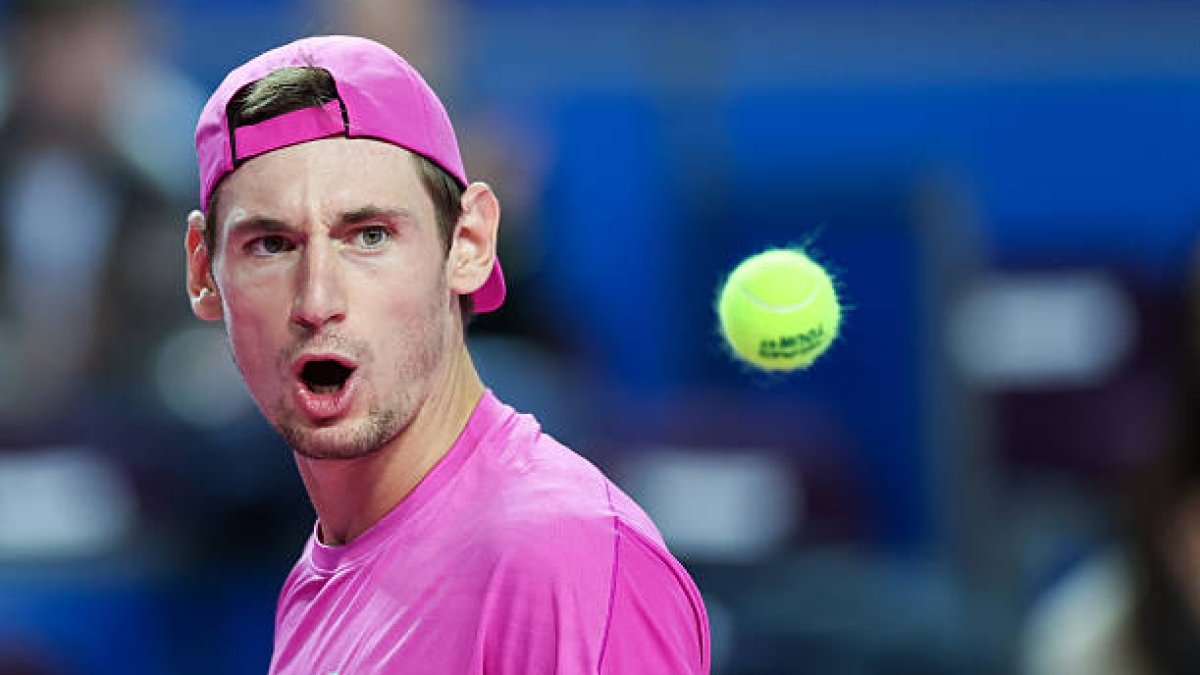 Valentin Royer, o promisiune a tenisului mondial, se confruntă cu Carlos Alcaraz la ATP Doha Valentin Royer, tânărul tenisman francez, își va face debutul pe scena internațională în confruntarea cu starul spaniol Carlos Alcaraz în cadrul turneului ATP Doha 2026