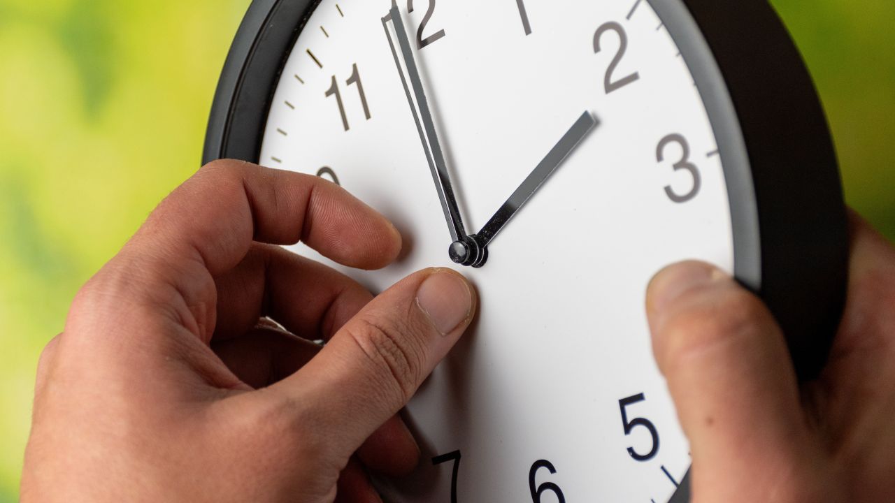 Ora de vară 2026: Ceasurile se dau înainte – data crucială!