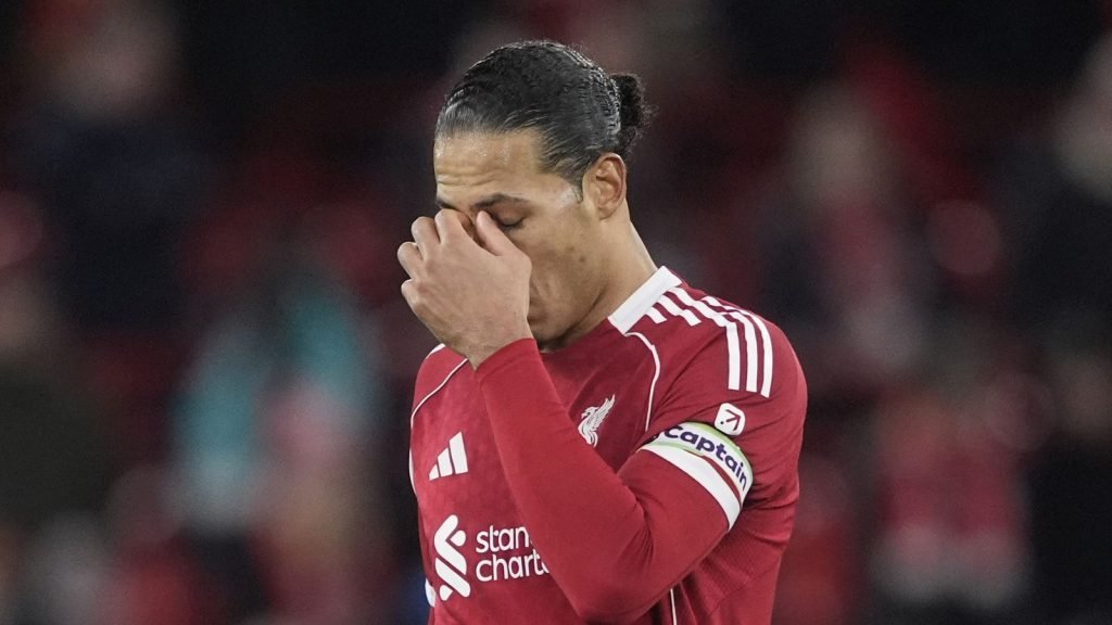 Liverpool în criză: șansele pentru Champions League se diminuează Liverpool se află într-o situație delicată după înfrângerea cu 2-1 suferită pe teren propriu în fața echipei Manchester City, în cadrul etapei din Premier League