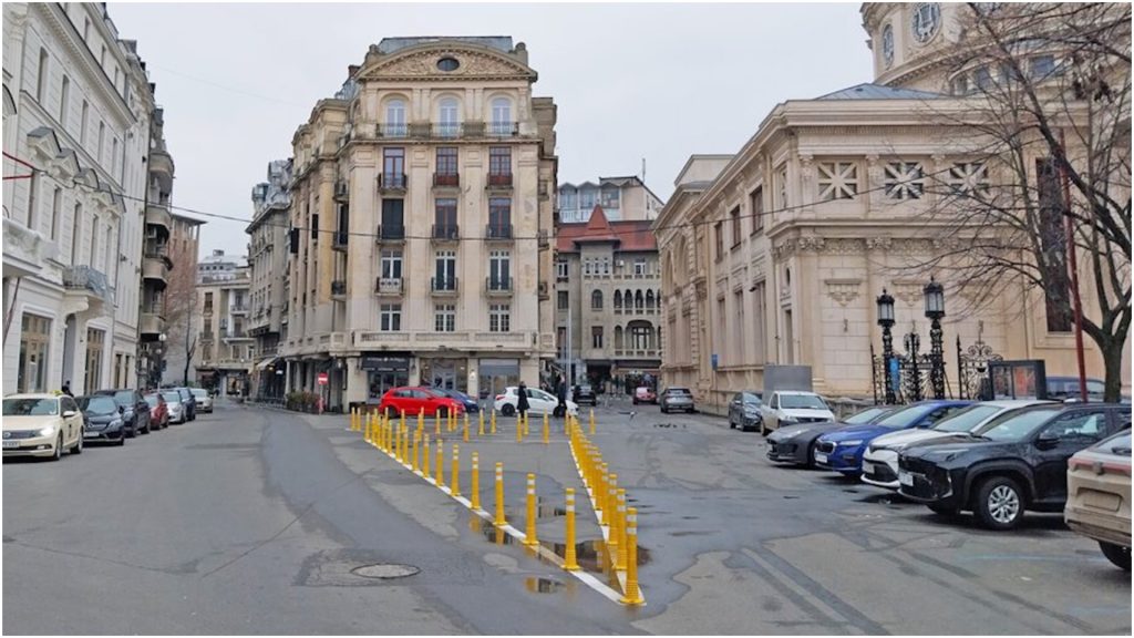 În centrul Bucureștiului, zona adiacentă Ateneului Român a cunoscut recent o schimbare semnificativă în eforturile de a reglementa parcarea ilegală, o problemă veche a orașului care adesea bloca traficul și mijloacele de transport în comun