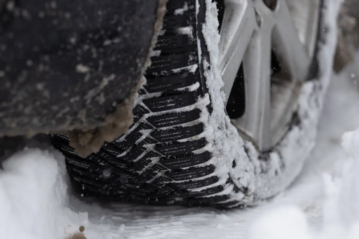 Zăpada revin în București după zile de vreme mohorâtă și ploi reci După câteva zile în care Capitala s-a aflat sub semnul norilor grei, ploi reci și vânturi deosebit de puternice, iarna pare să revină cu forță, aducând peisaje de iarnă chiar în mijlocul sezonului de toamnă