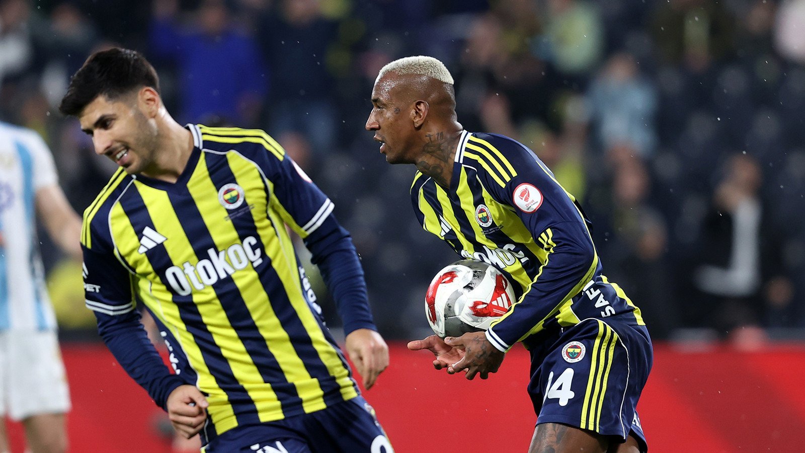 Fenerbahçe continuă parcursul de excepție în Süper Lig Fenerbahçe rămâne în continuare singura echipă din Süper Lig care nu a cunoscut înfrângerea, după un start promițător în această sezon