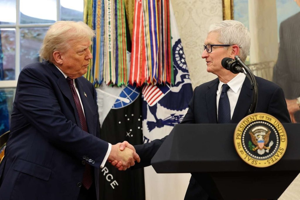 Apple și-a asumat un rol inedit în peisajul politic și social american, într-un moment în care granița dintre companie și politică devine tot mai subțire