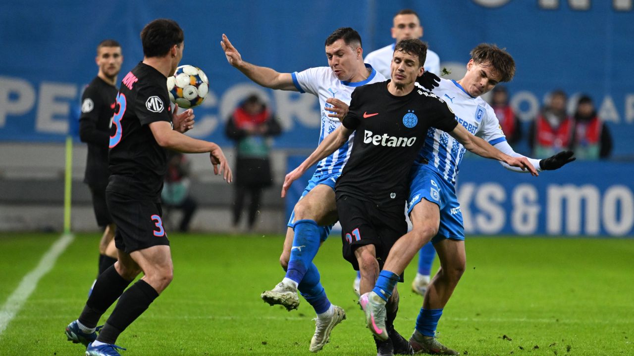 Universitatea Craiova și FCSB: Duel decisiv în SuperLigă Universitatea Craiova și FCSB se pregătesc pentru un nou duel electrizant în SuperLiga României, la doar trei zile după o remiză intens disputată, 2-2, în Cupa României