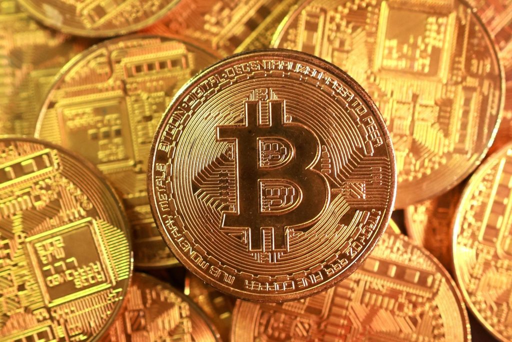 După atingerea unui maxim istoric de aproape 125.000 de dolari pentru Bitcoin în toamna anului 2025, începutul anului 2026 aduce o realitate dură pentru piața criptomonedelor