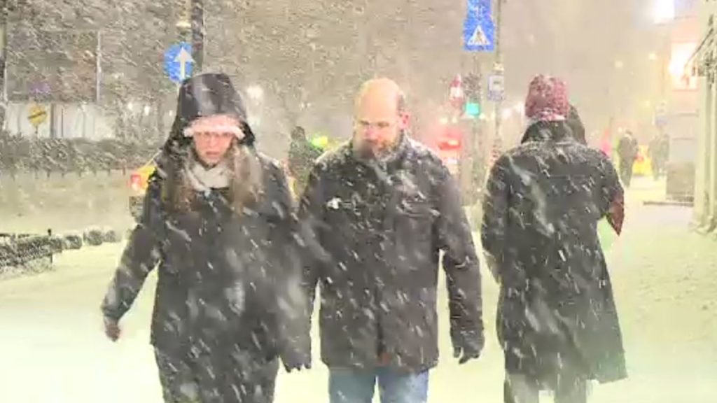 Ninsori abundente și coduri galbene în întreaga țară Temperaturile au scăzut dramatic duminică, iar precipitațiile au cuprins diverse zone ale țării, generând disconfort și dificultăți în trafic