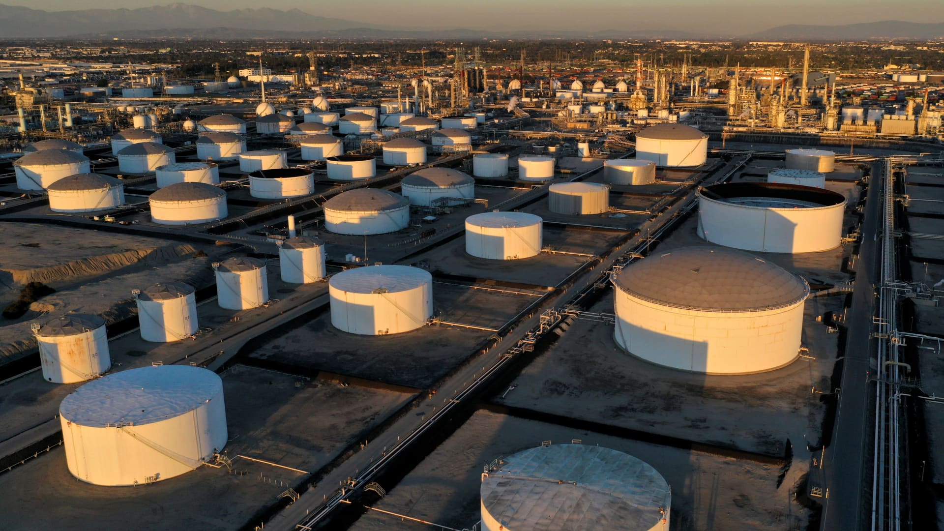 Creșterea dramatică a prețurilor la petrol, alimentată de tensiunile geopolitice din Orientul Mijlociu, amenință să declanșeze un nou val de instabilitate economică pe plan global