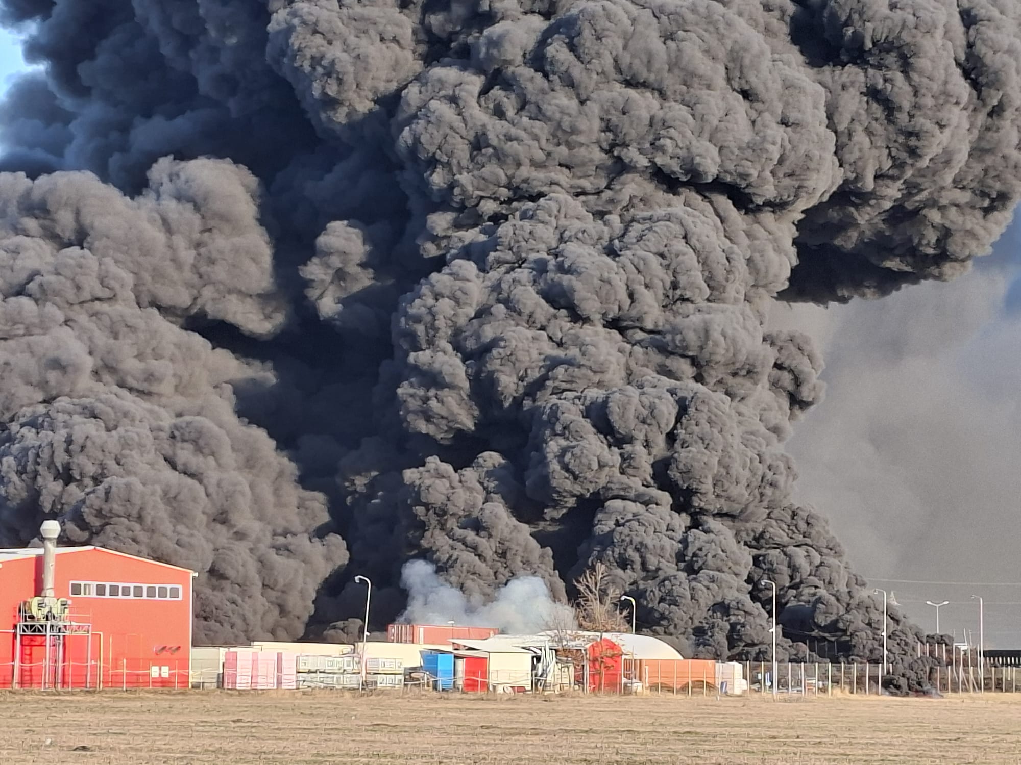 Un incendiu puternic a izbucnit, miercuri dimineață, la o fabrică de polistiren din municipiul Arad, generând degajări masive de fum și creând panică în rândul localnicilor din apropiere
