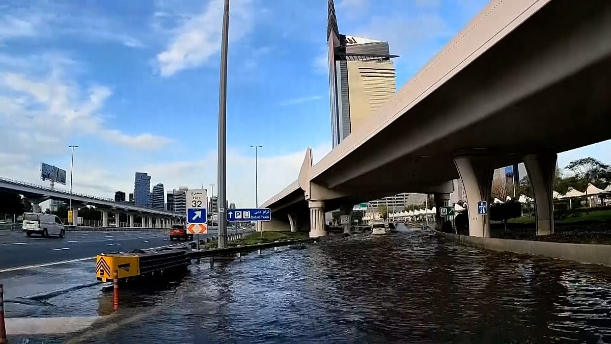 Dubai, 10 martie 2023 — Noaptea trecută, orașul Dubai a fost lovit de o ploaie intensă, care a provocat inundații majore în mai multe zone, blocând arterele principale și provocând haos în trafic încă din primele ore ale dimineții
