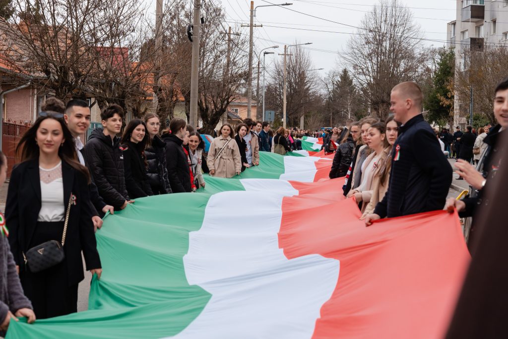 Sutele de persoane care au defilat duminică în Târgu Secuiesc au transformant ziua de 15 martie într-un moment de reafirmare identitară a comunității maghiare din România