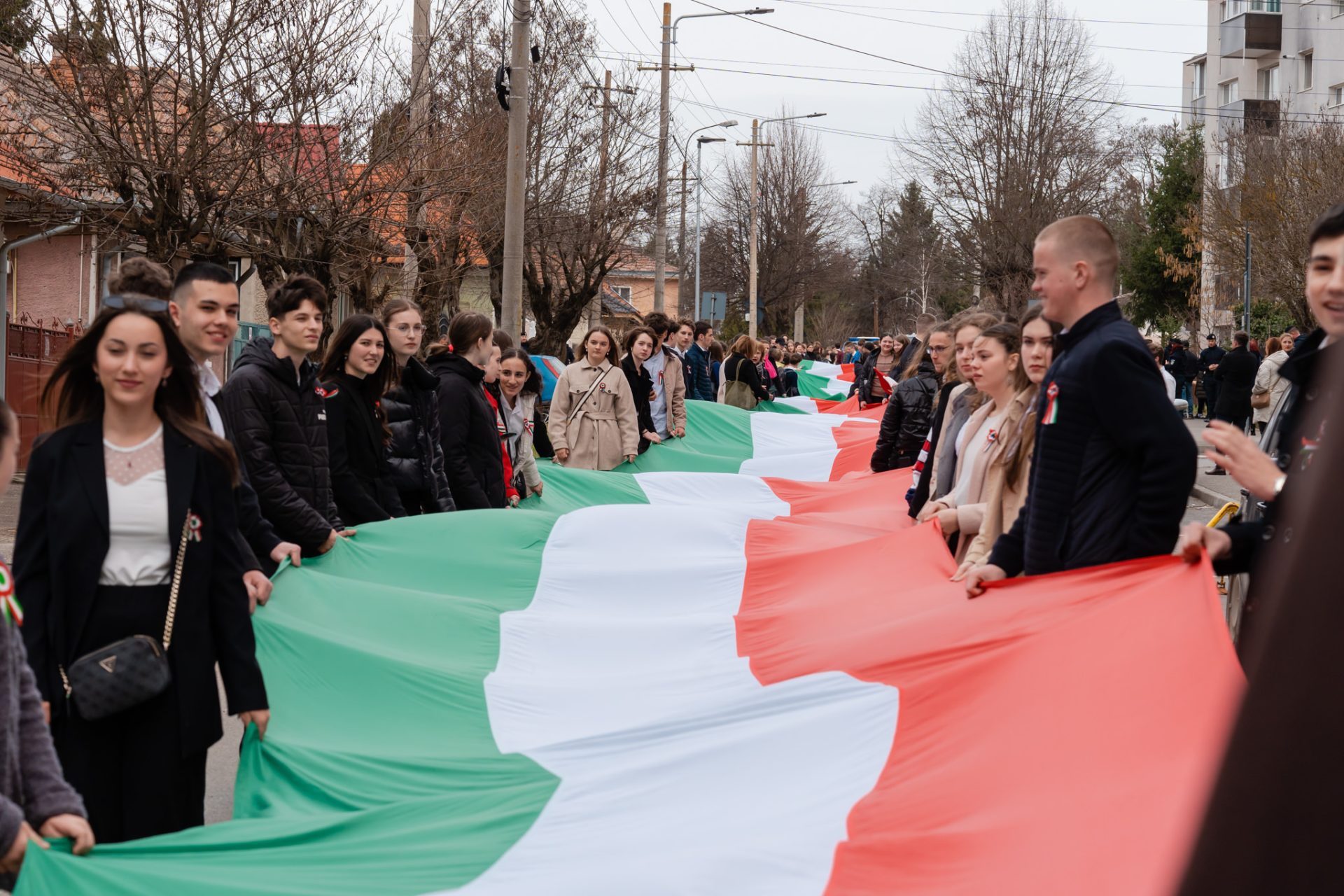 Sutele de persoane care au defilat duminică în Târgu Secuiesc au transformant ziua de 15 martie într-un moment de reafirmare identitară a comunității maghiare din România