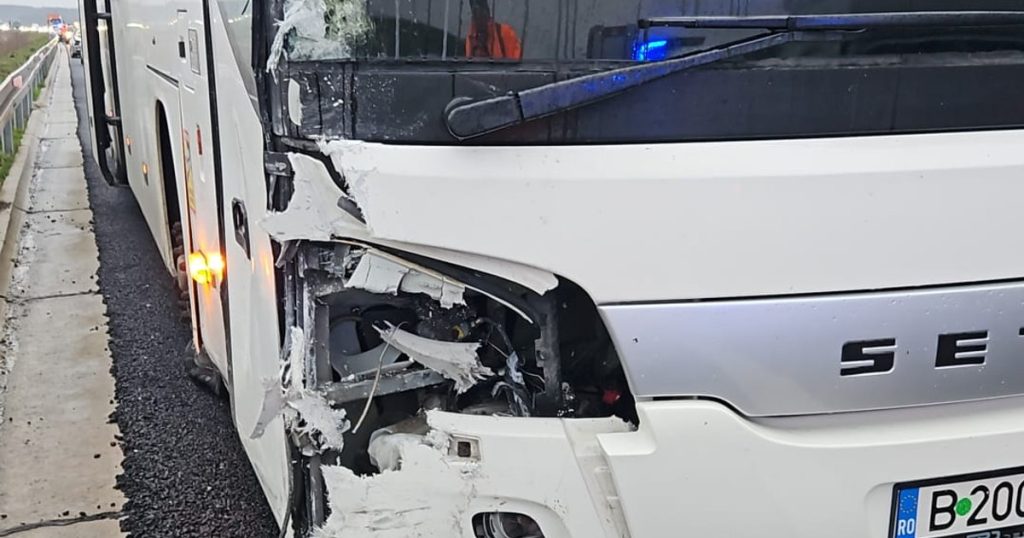 Un grav accident rutier s-a produs luni dimineață pe Drumul Expres Pitești-Craiova, în zona localității Albota, soldându-se cu rănirea gravă a șoferului unui autoturism și cu neînregistrarea răniților în autocar, care circulația fiind însă restricționată temporar