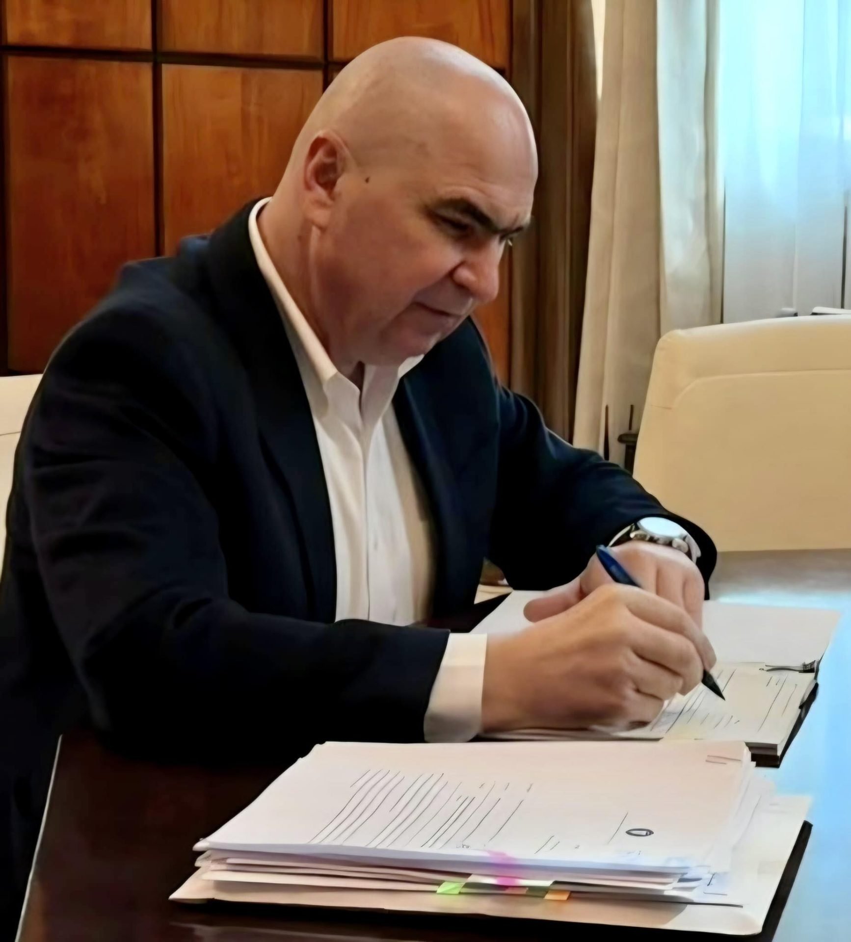 Guvernul României a reușit după negocieri intense și discuții tensionate să adopte, miercuri, un pachet legislativ menit să diminueze impactul creșterii prețurilor la pompă, o măsură extrem de așteptată de consumatori dar și de mediul de afaceri