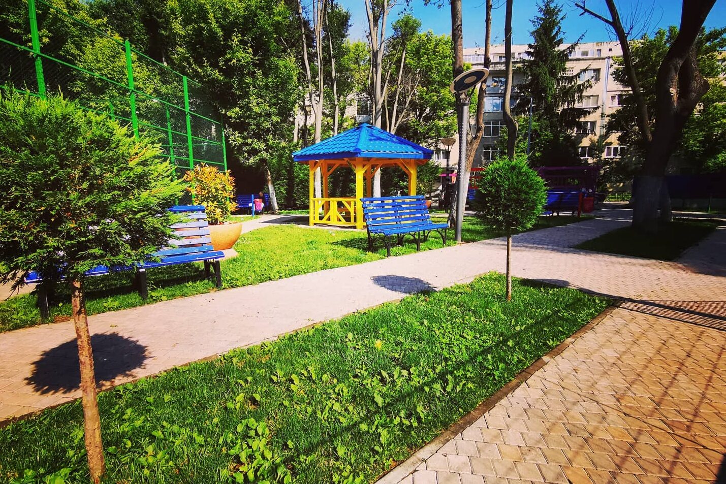 Primăria Sectorului 4 plănuiește o investiție de amploare în modernizarea spațiilor publice, dar proiectele pentru amenajarea noilor foișoare și plantarea de arbori devin subiect de controverse și critici acuzatoare