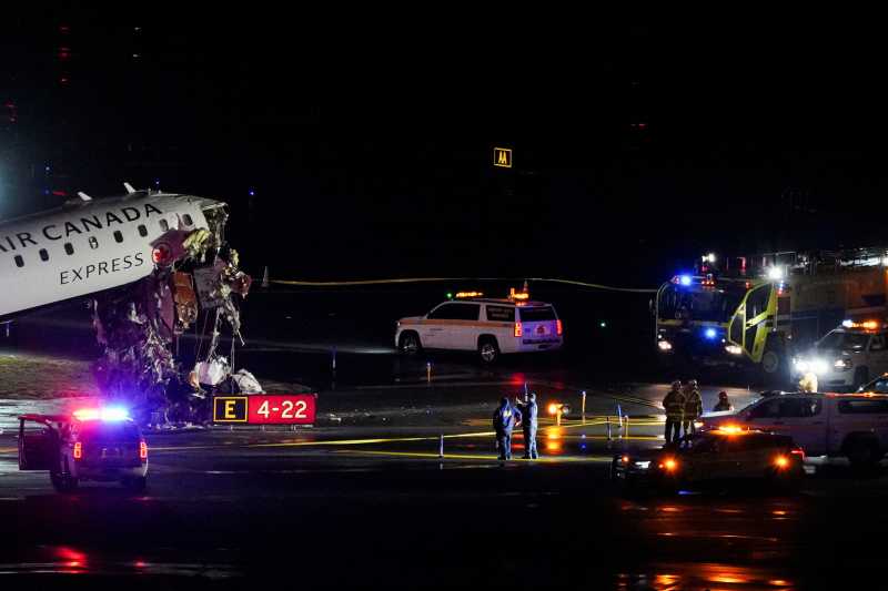 Un grav incident aerian s-a petrecut luni pe pista de aterizare a Aeroportului LaGuardia din New York, după ce un avion al companiei Air Canada Express a intrat în coliziune cu un vehicul de intervenție