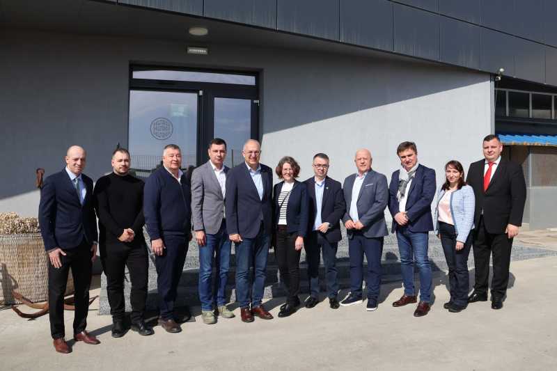 Comisarul european pentru Oceane și Pescuit, Costas Kadis, a efectuat recent o vizită de lucru în Tulcea, unde a avut întrevederi cu autoritățile locale și reprezentanții industriei piscicole