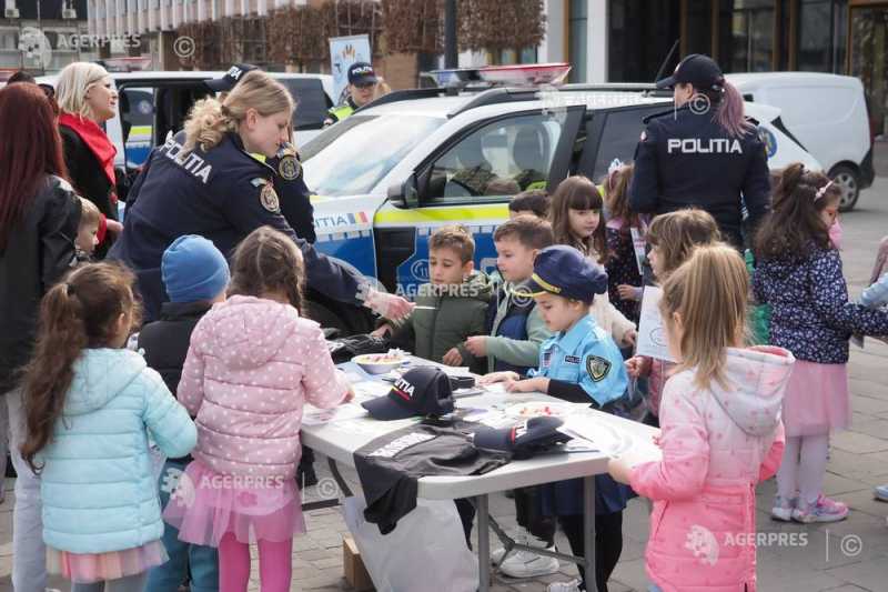 Sute de copii din Zalău au fost, miercuri, pentru câteva ore, protagonisti ai unei zile speciale organizate de Poliția Județeană Sălaj, eveniment menit să apropie comunitatea de instituția care asigură siguranța cetățenilor