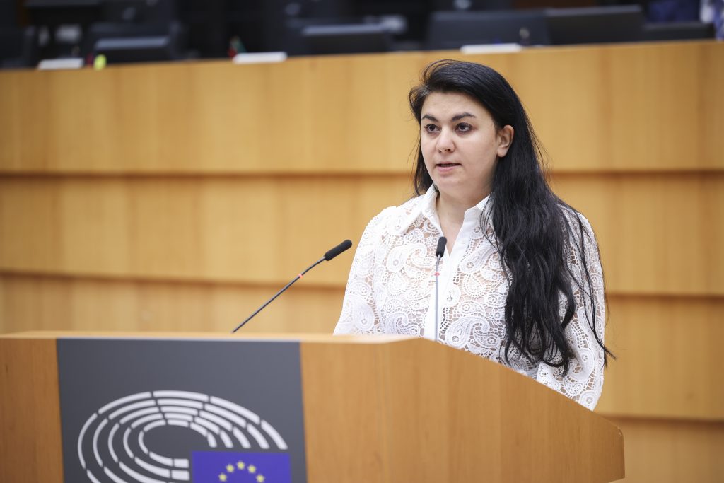 Europa Întărește Controlul asupra Migrației Ilegale: Noile Reguli ale UE și Reacțiile Politice Europa a dat vestea cea mare pentru politicile de migrație, adoptând recent o directivă menită să crească eficiența și suplețea în gestionarea migranților ilegali