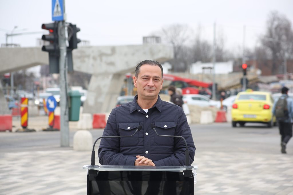Lucrările la pasajul de la Apărătorii Patriei avansează cu viteză: montarea tablierului metalic a început oficial Din cadrul proiectului de infrastructură care va transforma radical circulația din zona de sud a Capitalei, primăria Sectorului 4 anunță cu mândrie că montarea tablierului metalic al pasajului hobanat, situat la intersecția de la Apărătorii Patriei, a fost demarată