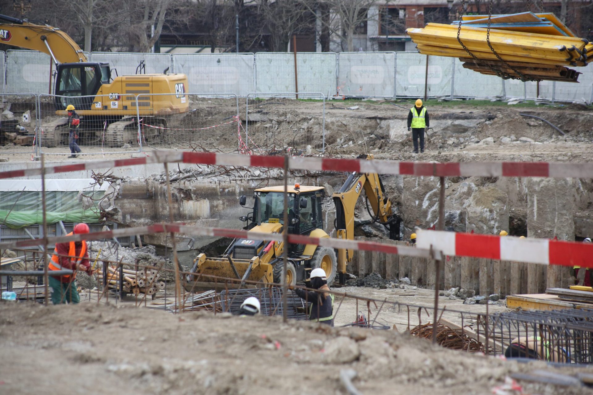 Lucrările de modernizare a Planșeului Unirii încep să prindă contur, iar traficul va fi reluat în zona Hanul lui Manuc din București, chiar de 1 mai, odată cu finalizarea unei etape esențiale ale proiectului