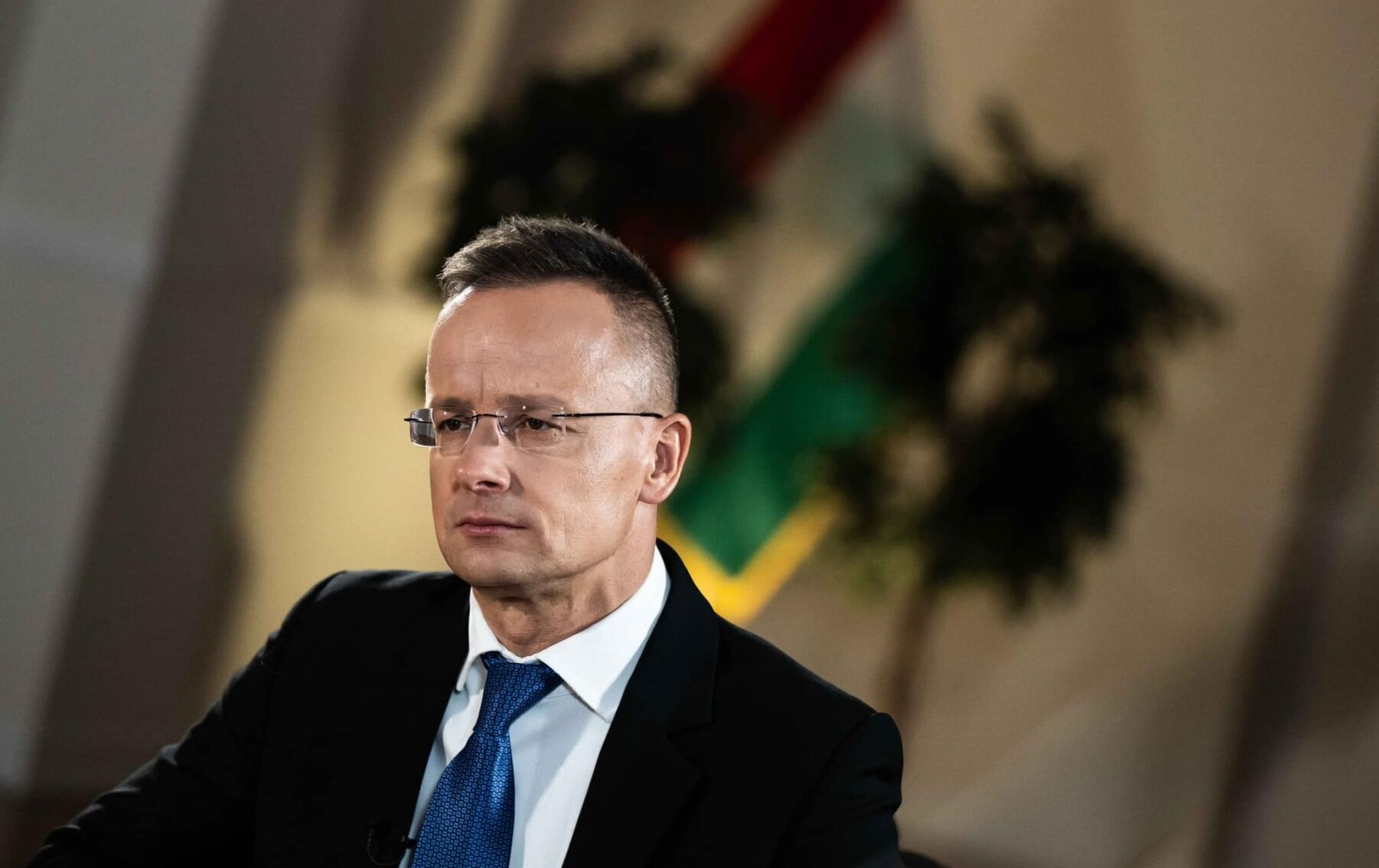Controverse asupra confidențialității discuțiilor din cadrul Consiliului Uniunii Europene: un membru suspectat de divulgare Un scandal aproape fără precedent zguduie recentidezziunea europeană, după ce s-a făcut publică suspiciunea că un membru al Consiliului Uniunii Europene ar fi transmis informații sensibile unor reprezentanți ai unei puteri străine