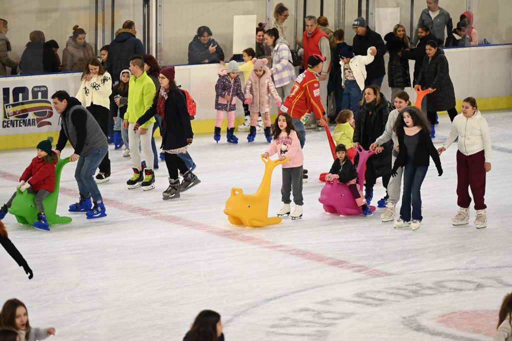În pragul primăverii, iubitorii de patinaj din Sectorul 5 se pot bucura de o experiență deosebită la Berceni Arena După ce în vara anului 2024 a fost inaugurată în cadrul unui proiect de amploare ce a costat peste 30 de milioane de euro, Berceni Arena devine, în sfârșit, și destinația preferată pentru weekend-urile în familie sau pentru iubitorii de sporturi pe gheață