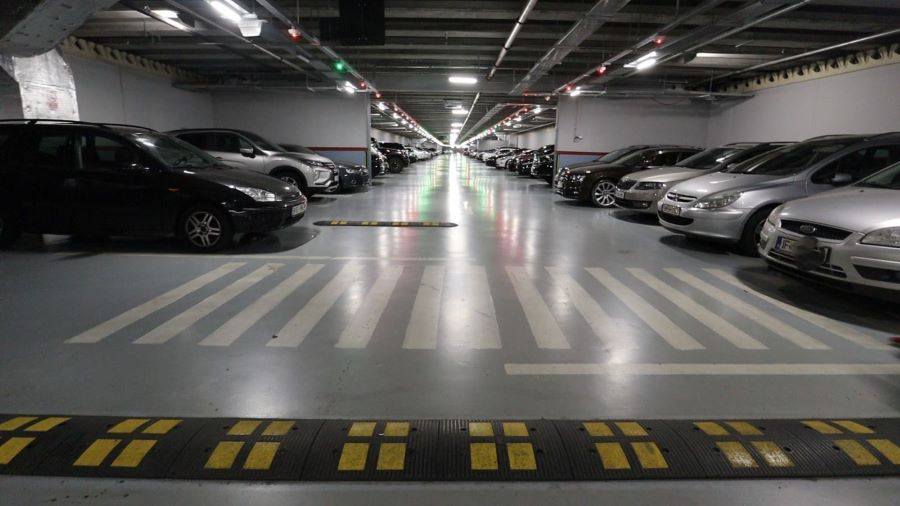 Parcare subterană Decebal din Sectorul 3, pe cale de majorare a tarifelor Primăria Sectorului 3 pregătește o nouă ajustare a tarifelor pentru parcarea subterană de pe Bulevardul Decebal, una dintre cele mai aglomerate din Capitală