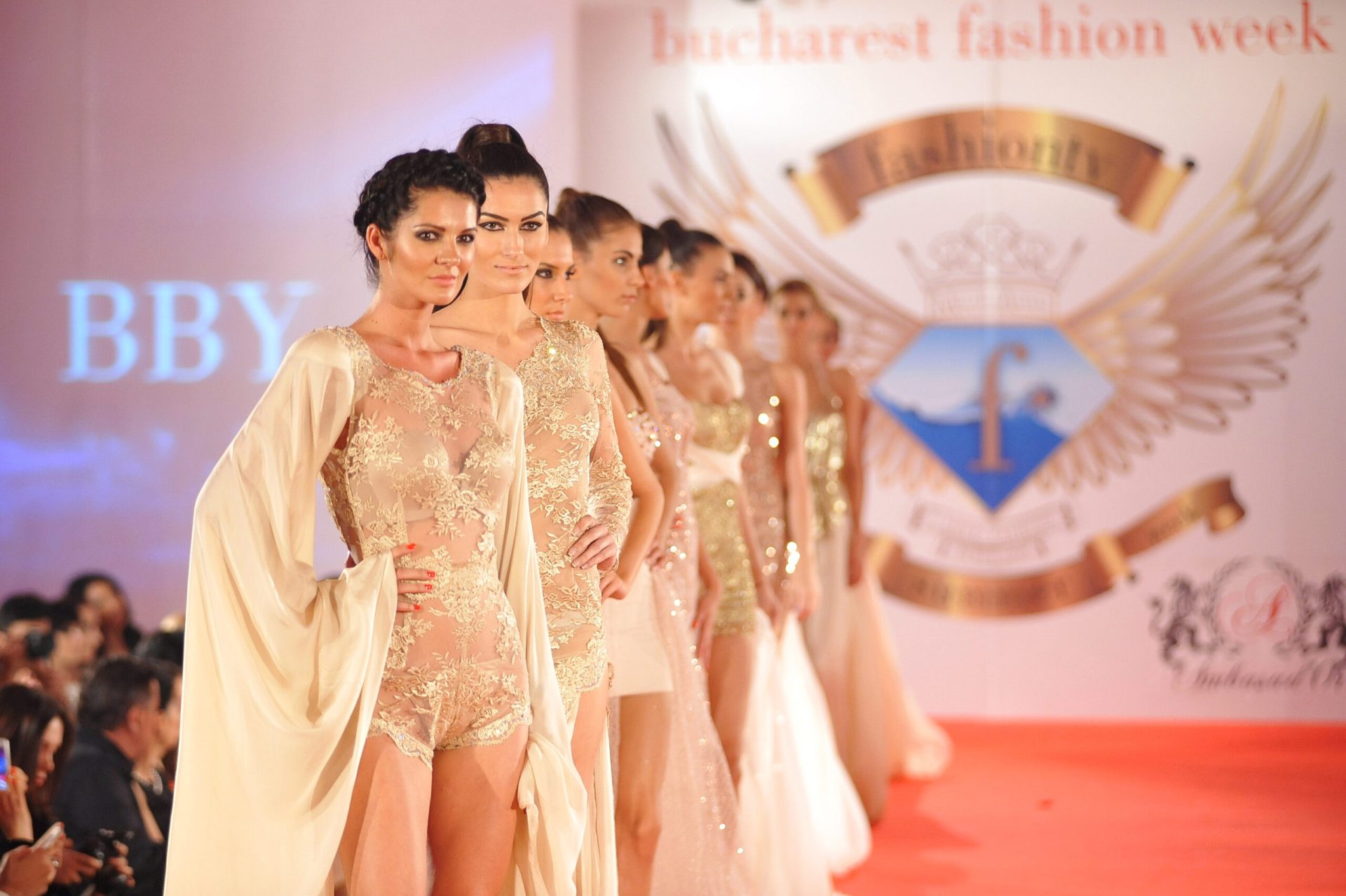 Bucharest Fashion Week 2023, evenimentul de referință al industriei modei din România, a început marți și continuă până pe 28 martie, transformând capitala într-un veritabil centru de creație și inovare în design vestimentar