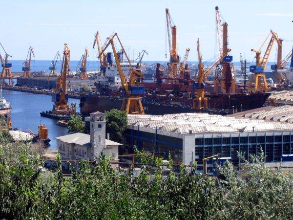 Protest la Șantierul Naval Mangalia: muncitorii se grevează din cauza salariilor nerezolvate de peste trei luni Marți, angajații Şantierului Naval Mangalia au ieșit în curtea fabricii, declanșând un protest din cauza restanțelor salariale care au acumulat peste trei luni de zile