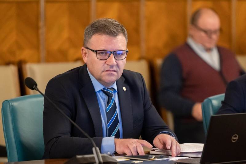 Dezvăluire incendiară în interiorul PSD: Marius Budăi, critic vehement al desemnării lui Ilie Bolojan ca premier Un episod surprinzător în scena politică românească, ce adaugă tensiune în interiorul Partidului Social Democrat (PSD), a fost făcut public de deputatul Marius Budăi