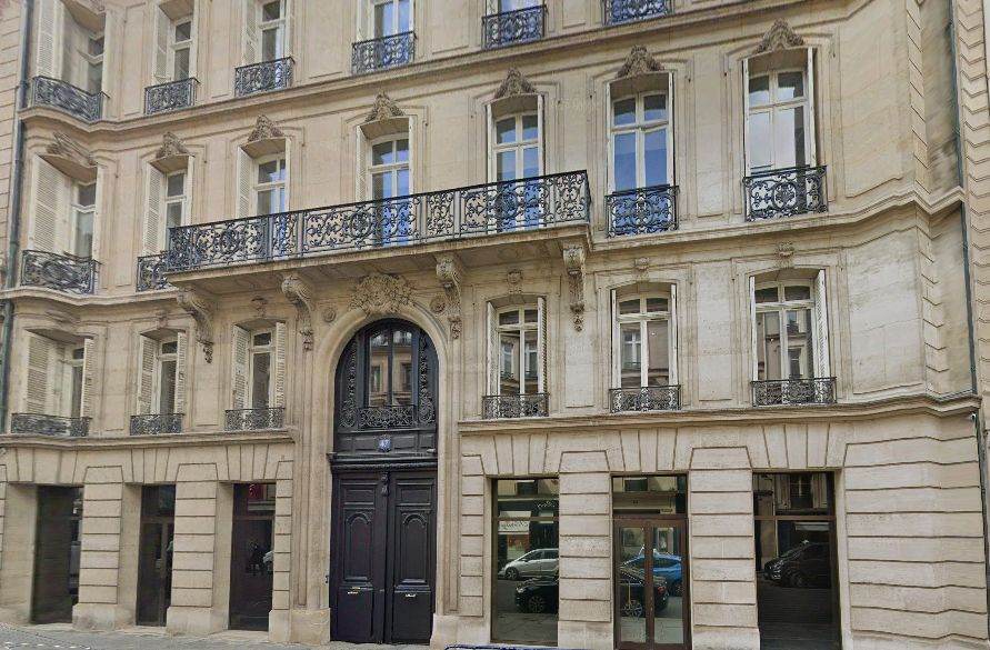 Percheziții la sediul parizian al Edmond de Rothschild în contextul unei investigații privind corupția și implicarea unor oficiali de rang înalt Într-un nou val de incident și controale ce zguduie lumea financiar-bancară, sediul din Paris al grupului Edmond de Rothschild a fost percheziționat la sfârșitul săptămânii trecute