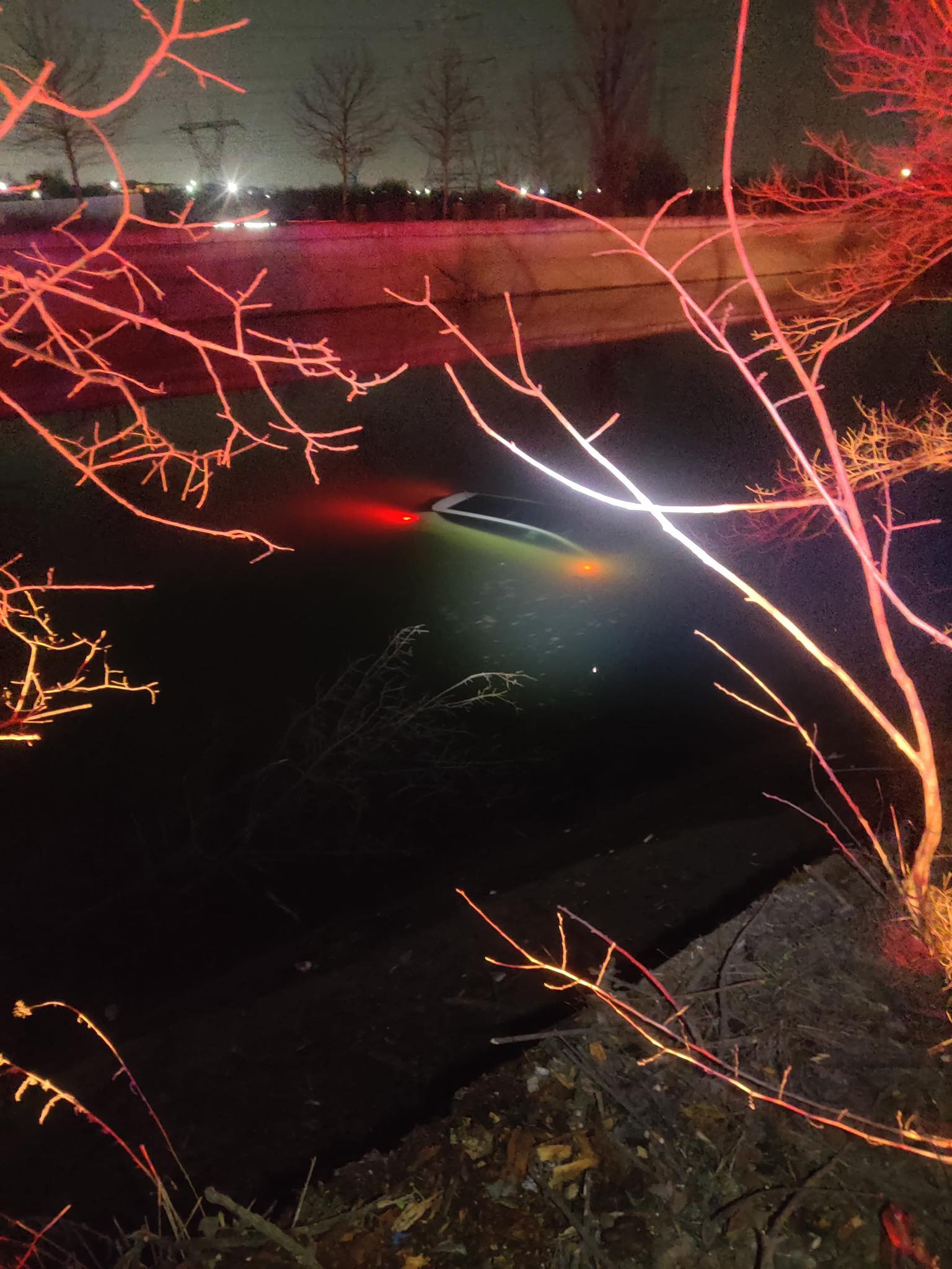 Mașină în apă pe Splaiul Unirii, șoferul a ieșit nevătămat