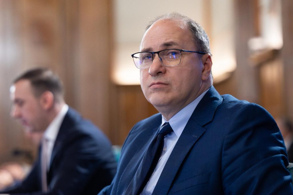 Noul ministru al Educației anunță măsuri pentru dezvoltarea infrastructurii de educație timpurie și angajarea a peste 400 de cadre didactice Primul mesaj public al noului ministru al Educației și Cercetării, Mihai Dimian, aduce vești bune pentru sistemul de educație preșcolară din România: Guvernul a aprobat recent un memorandum care facilitează scoaterea la concurs a peste 400 de posturi necesare pentru funcționarea a 23 de creșe noi, aflate în ultimul stadiu de construcție