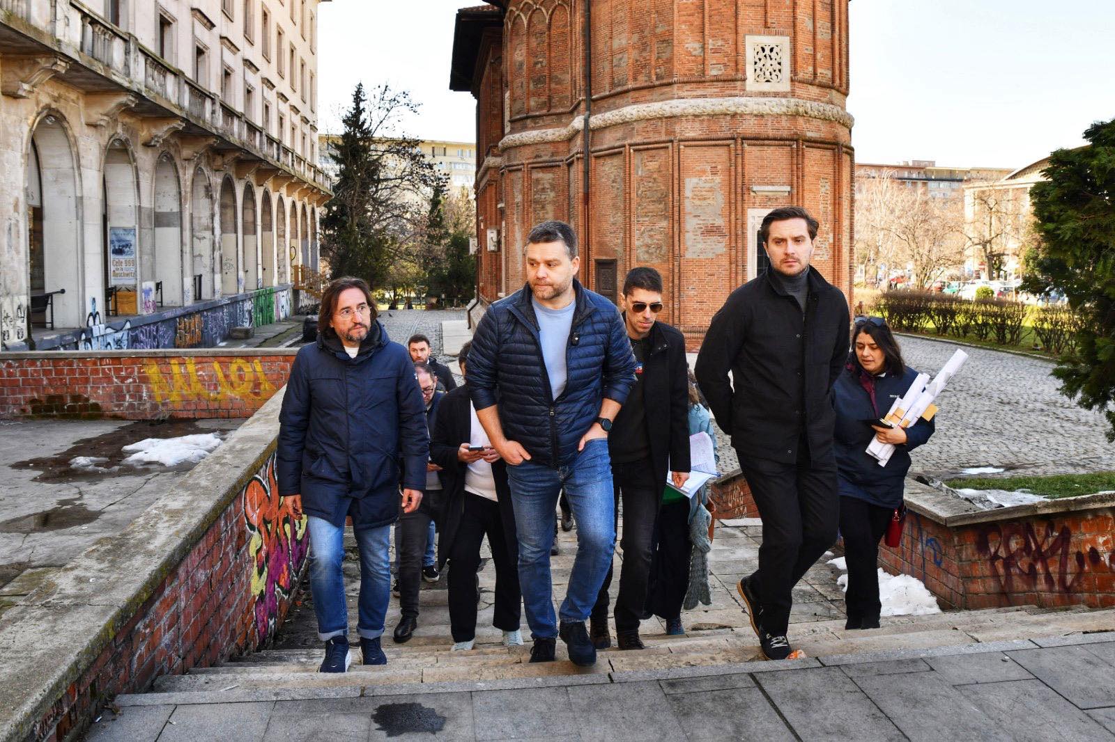 Primarul general al Capitalei, Ciprian Ciucu, a condus astăzi un tur de familiarizare pe străzile centrale ale orașului, fiind însoțit de directorii de la Poliția Locală, Urbanism, Investiții, ALPAB și Administrația Străzilor, precum și de reprezentanți ai unor ONG-uri și specialiști în regenerare urbană