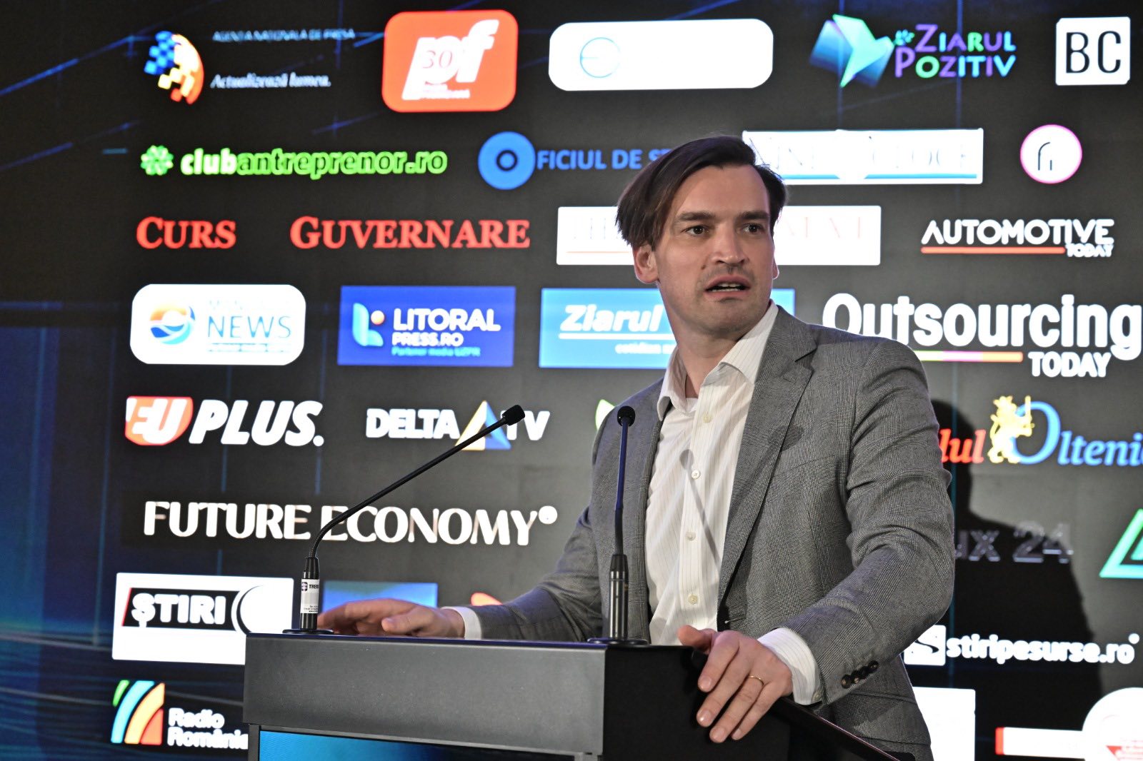 Andrei Baciu, deputat PNL și reprezentant al partidului în Parlament, a susținut astăzi o dezbatere la Digital Innovation Summit Bucharest, unde a atras atenția asupra unui paradox cu care se confruntă România în domeniul tehnologiei și inovației digitale