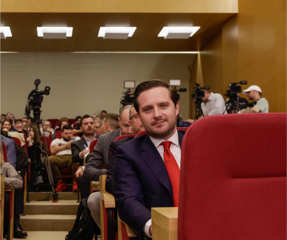 După aproape două decenii, chiriile pentru locuințele administrate de Administrația Fondului Imobiliar (AFI) vor fi actualizate pentru a se alinia la nivelul pieței, după ce astăzi a fost aprobat un proiect de lege în acest sens, în cadrul unei ședințe a Consiliului Local