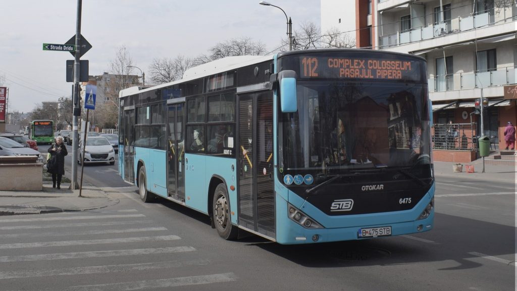 Stația de autobuz „Combinatul Fondului Plastic” revine la amplasamentul inițial, după o perioadă de modificări temporare cauzate de lucrările de modernizare ale rețelei electrice din zonă