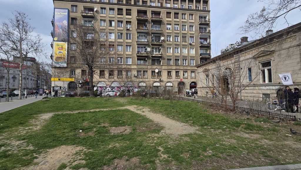 Primarul Capitalei acuză ilegalități și speculă imobiliară în centrul Bucureștiului Un câmp de bumbac lângă librăria Cărturești, situată în inima orașului, s-a transformat într-o dispută acerbă între autorități și un suspect despre care edilul general susține că ar fi „un jmecher” ce încearcă să-și extindă influența ilegal