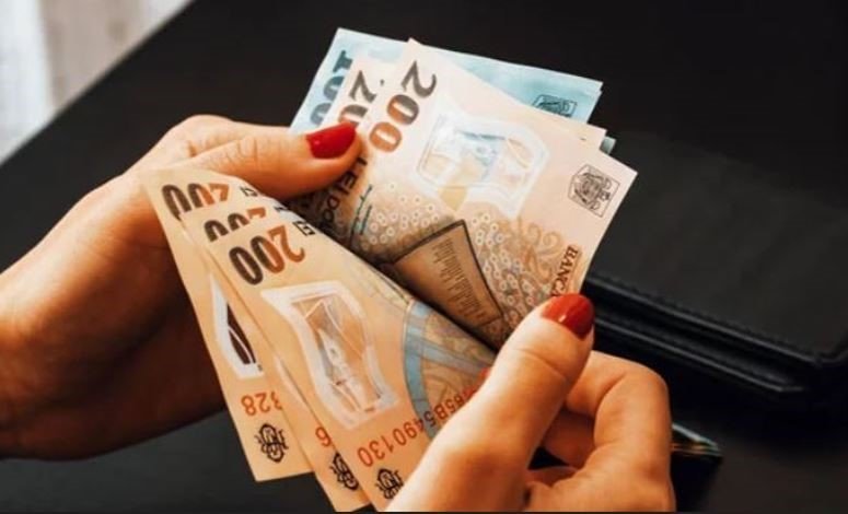 Guvernul majorează salariul minim brut de la 4.050 la 4.325 de lei, începând din iulie 2026 Guvernul a aprobat în ședința de aseară majorarea salariului minim brut garantat în plată de la 4.050 de lei la 4.325 de lei, începând cu data de 1 iulie 2026