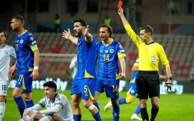 Italia a învins 1-0, dar partida a fost marcată de o eliminare controversată a lui Bastoni Partida dintre Italia și Bosnia-Herțegovina, contând pentru calificările la campionatul european, a fost decisă de un gol norocos al echipei antrenate de Roberto Mancini, dar atmosfera de pe teren a fost umbrită de o decizie controversată a arbitrilor: eliminarea lui Alessandro Bastoni