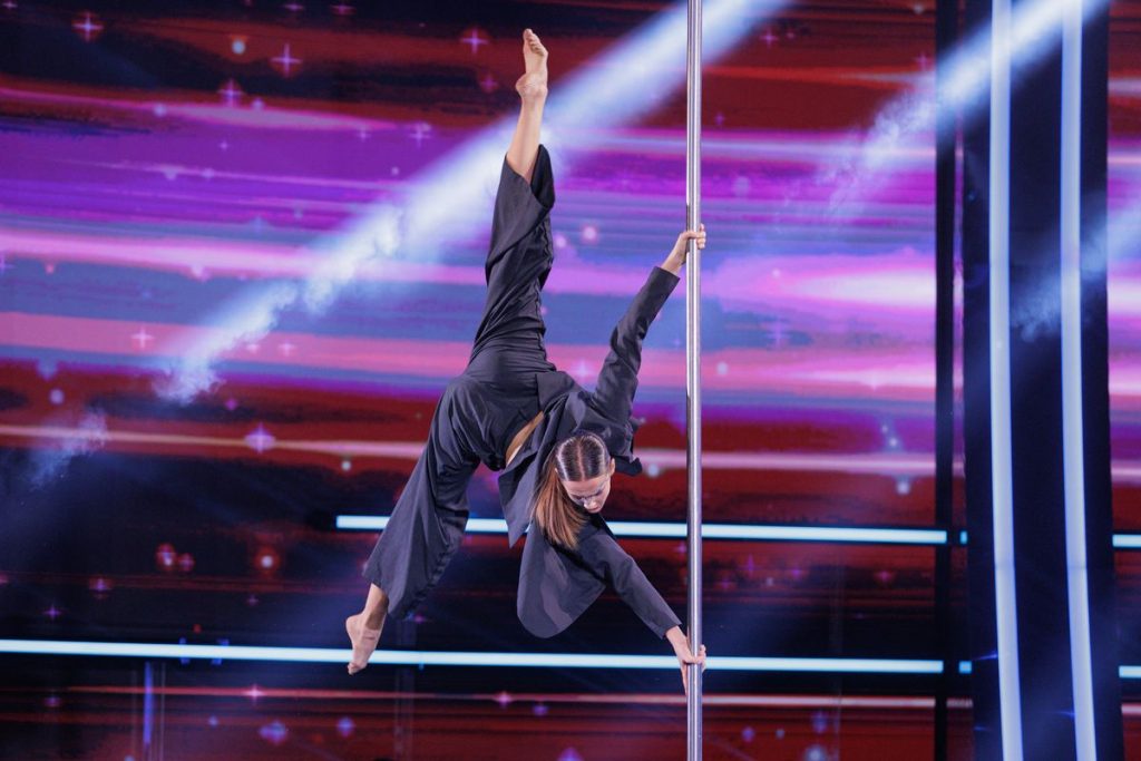 Agnese Bresaola, dublă campioană mondială la pole dance, cucerește publicul cu o mișcare inedită, premiată de Andra și Carmen Tănase, în „Românii au talent”