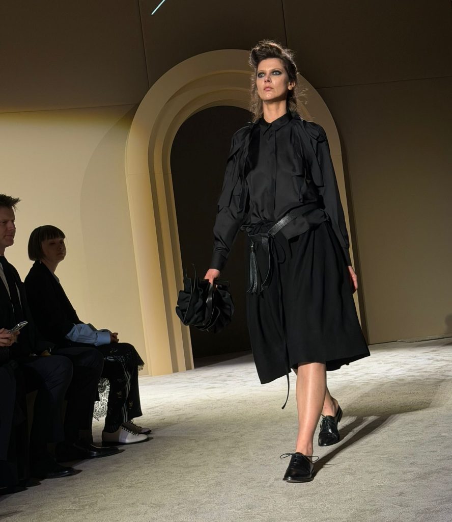Carmen Secăreanu redefinește minimalismul și fragilitatea în colecția toamnă–iarnă 2026/2027, prezentată în cadrul Mercedes-Benz Bucharest Fashion Week