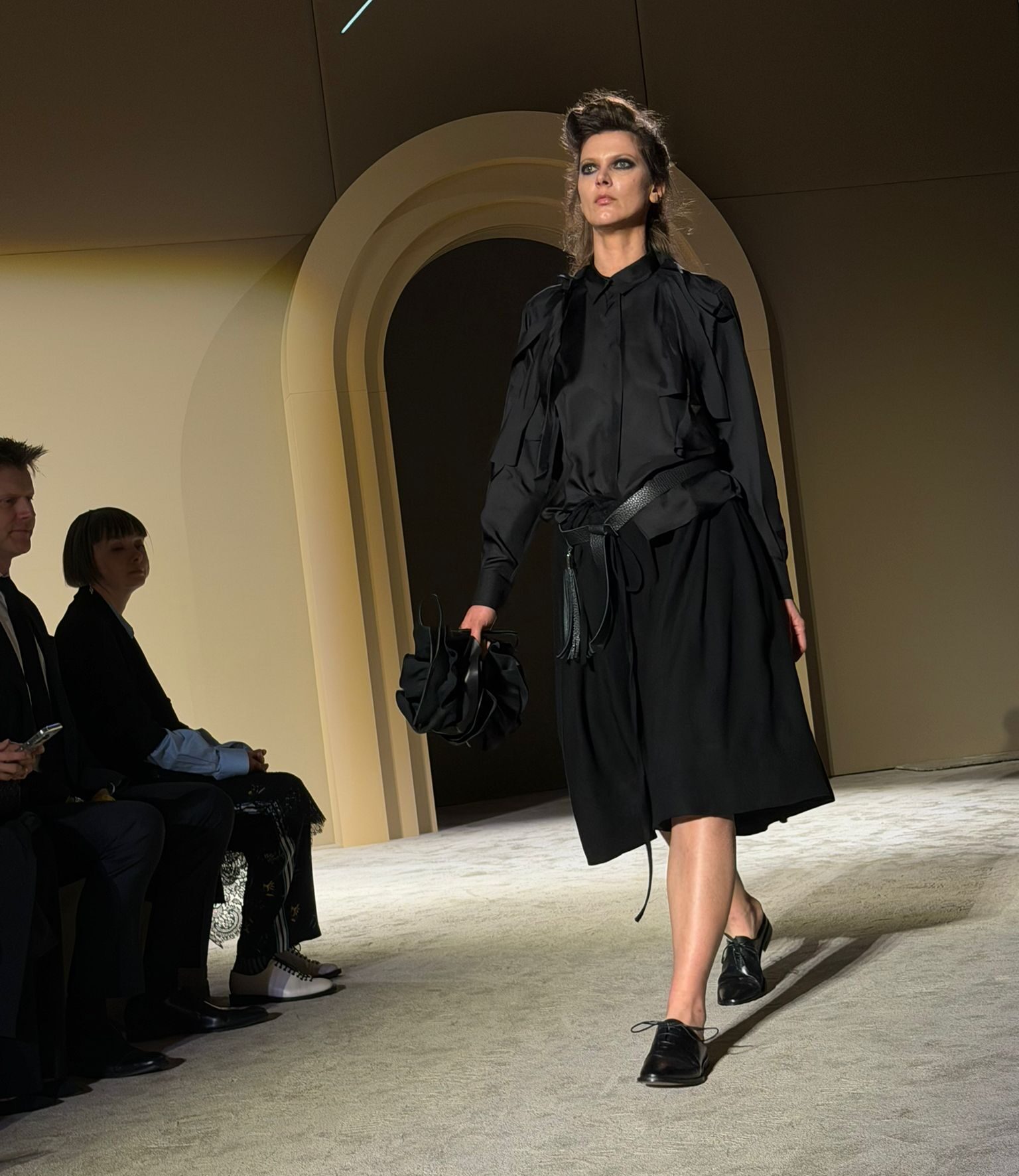 Carmen Secăreanu redefinește minimalismul și fragilitatea în colecția toamnă–iarnă 2026/2027, prezentată în cadrul Mercedes-Benz Bucharest Fashion Week