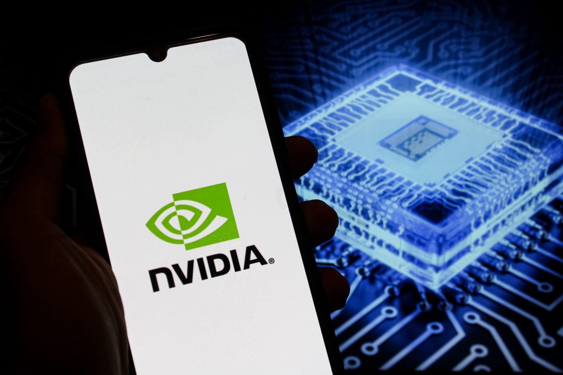 Nvidia reia producția cipurilor AI H200 pentru piața din China, o măsură care poate influența dinamica industriei globale de tehnologie și relațiile comerciale dintre Washington și Beijing