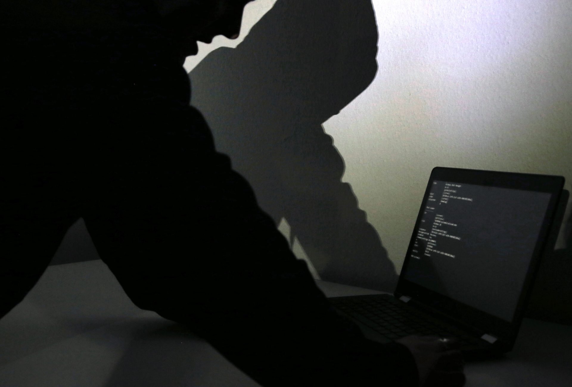 Avertizare la nivel global: hackerii deghizați în suport tehnic atacă conturile de mesagerie, vizează oficiali și personalități importante Într-un val recent de atacuri cibernetice, hackerii își continuă strategie de înșelătorie, prezentându-se drept echipe oficiale de suport ale platformelor de mesagerie, precum Signal, WhatsApp sau altele