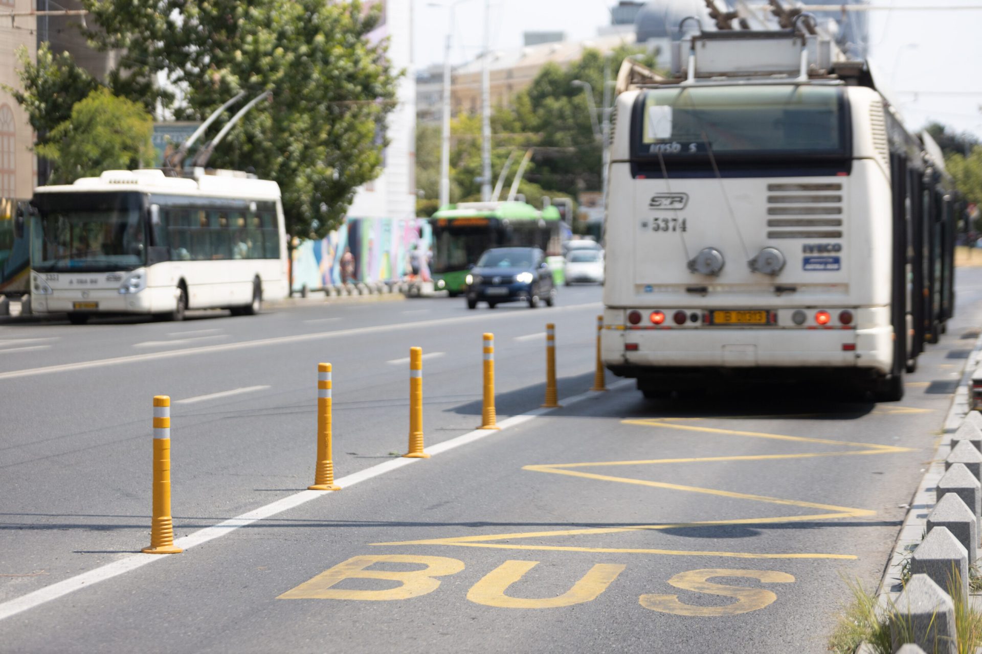 Primăria București anunță suspendări și modificări în transportul public din cauza lucrărilor de modernizare a liniilor de tramvai Începând de sâmbătă, 21 martie, bucureștenii se confruntă cu schimbări semnificative în transportul public, odată cu anunțul oficial al Primăriei Municipiului București privind suspendarea a patru linii de tramvai și modificarea traseelor altor patru