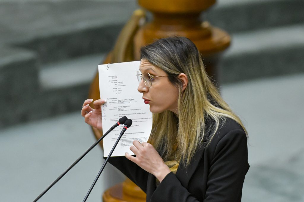 Lacul de la Călimănești, redenumit „epitomă a responsabilității civile”, a fost complet curățat după o intervenție rapidă a autorităților Un exemplu convingător de responsabilitate și rapiditate în acțiune a autorităților din România a fost demonstrat săptămâna aceasta, după ce lacul de acumulare de la Călimănești, din județul Vâlcea, a fost transformat dintr-un cuib de deșeuri într-un spațiu de natură curat și sigur pentru mediul înconjurător