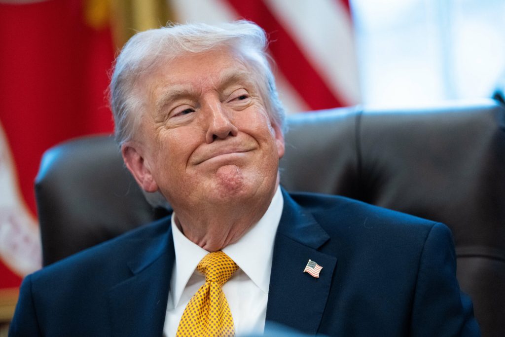 Scădere accentuată în sprijinul popular pentru Donald Trump, pe fondul tensiunilor internaționale și a creșterii costurilor de trai Nivelul de aprobare pentru fostul președinte american Donald Trump a coborât la cel mai redus nivel din postul său al doilea mandat, ajungând la 36%, conform celui mai recent sondaj realizat de Reuters/Ipsos